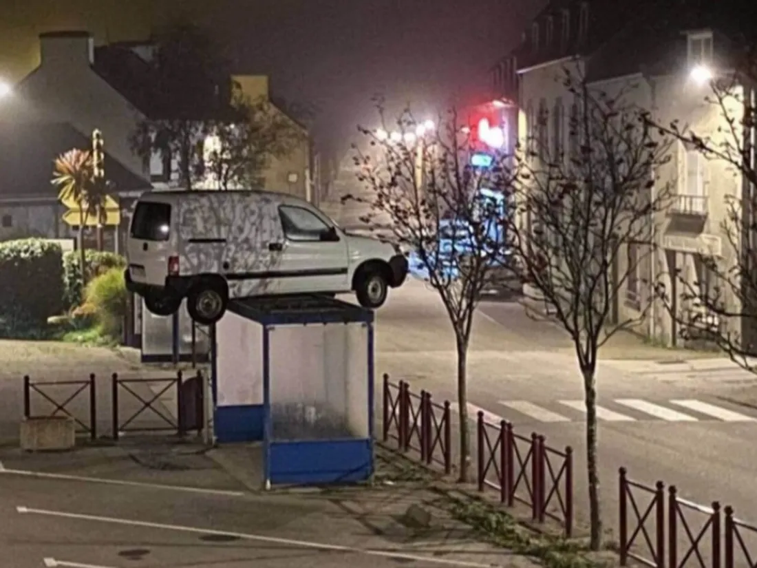 Le véhicule a été découvert lundi matin par des écoliers